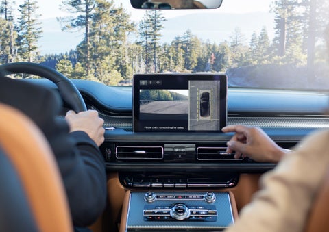 The available 360-Degree Camera shows a bird's-eye view of a Lincoln Aviator® SUV | Courtesy Lincoln in Altoona PA