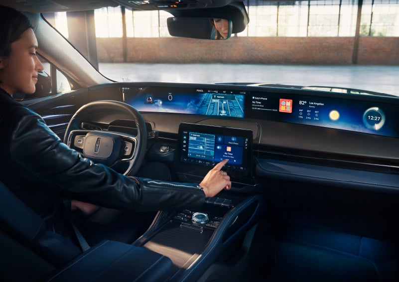 The driver of a 2024 Lincoln Nautilus® SUV interacts with the center touchscreen. | Courtesy Lincoln in Altoona PA